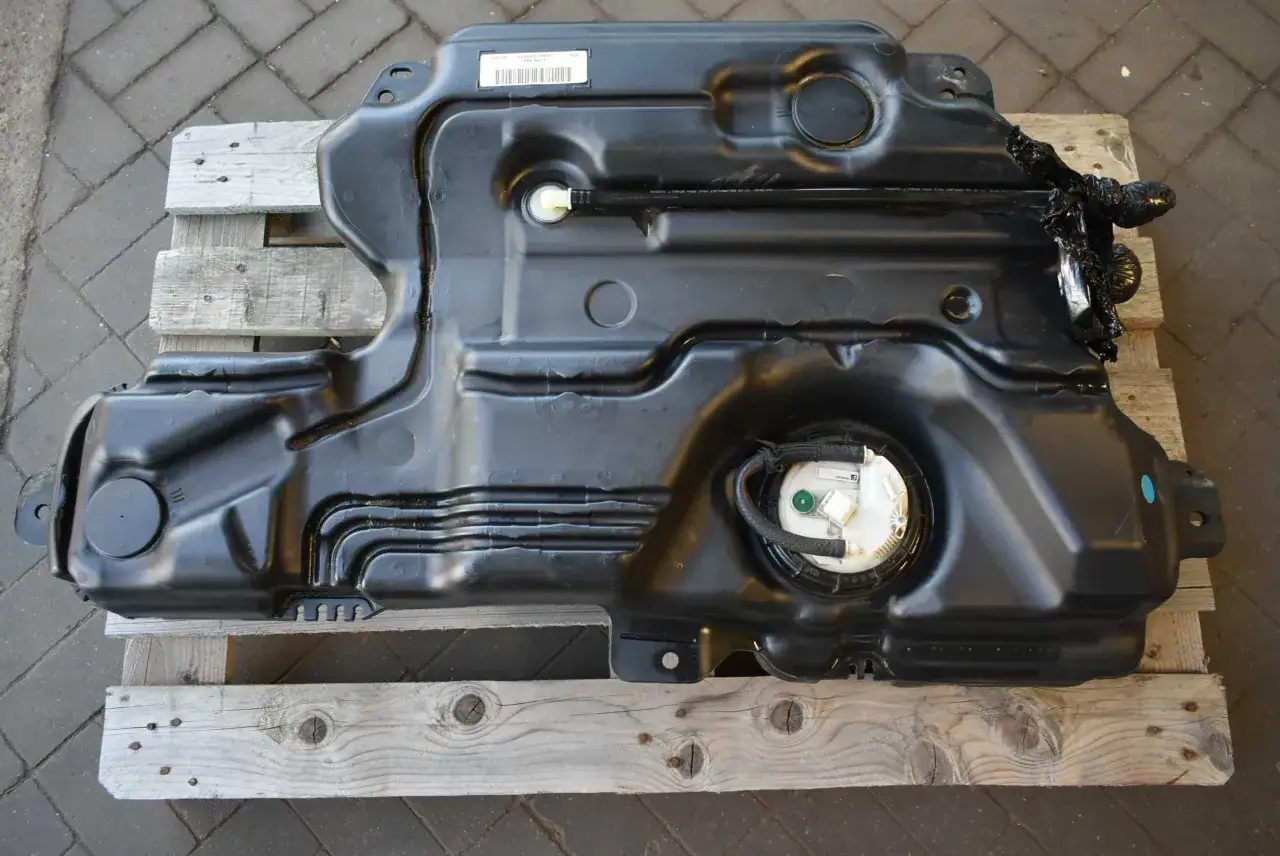 Zbiornik paliwa do Renault Kangoo 1.5 dci, gotowy do montażu.