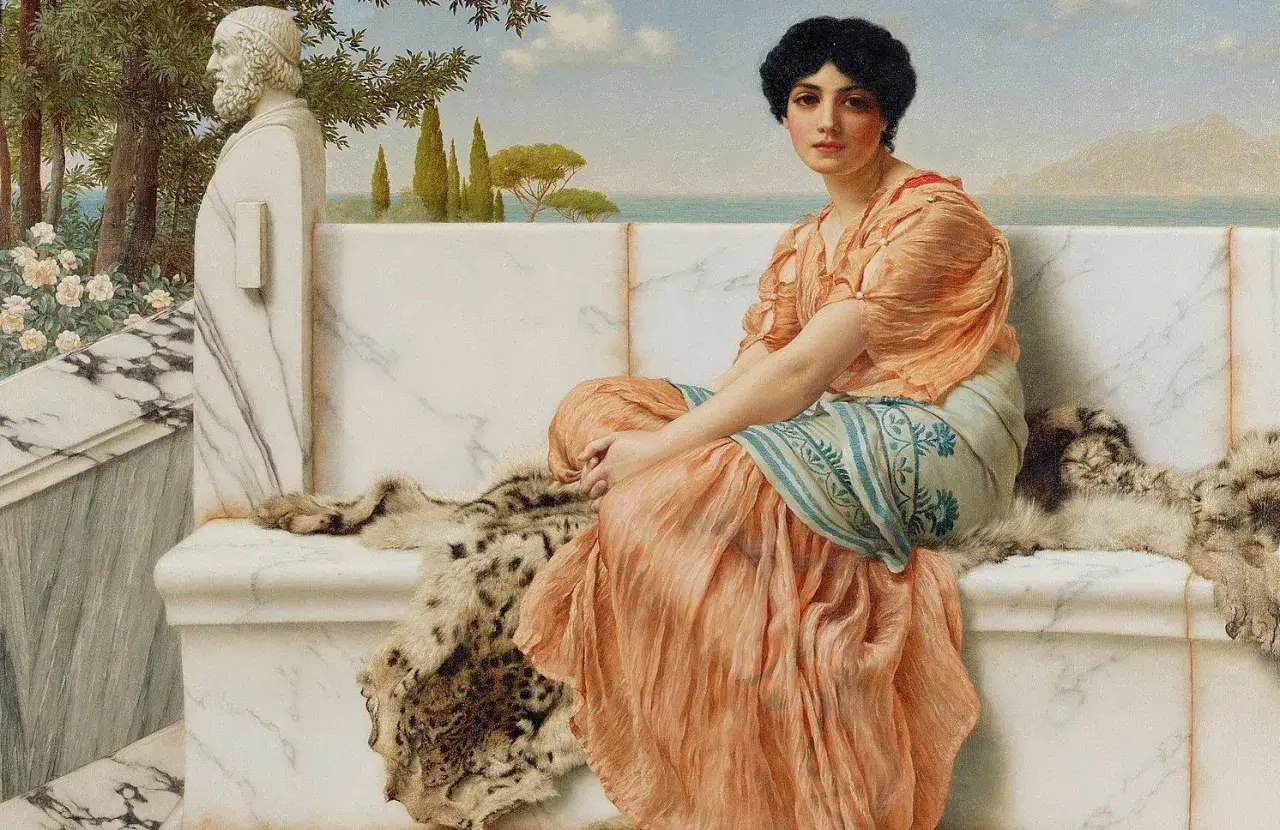 Une femme saphique, vêtue d'une robe saumon, est assise sur un banc de marbre, contemplant la mer. Une statue antique se dresse à ses côtés.