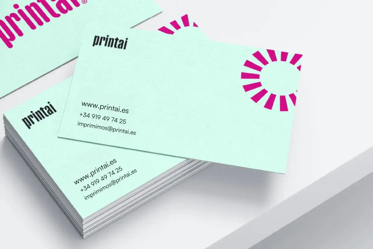 Tarjetas de visita con diseño moderno y minimalista. El diseño de tarjetas personales incluye el logo