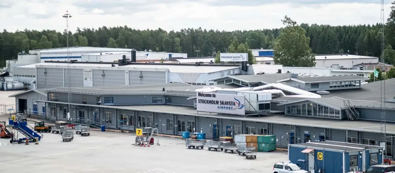 Lotnisko Nyköping Skavsta, z tablicą 