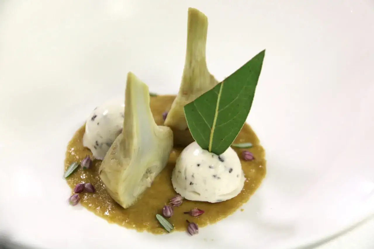 Artichaut barigoule etchebest : c&oelig;urs d'artichauts tendres, glace au poivre noir, sauce l&eacute;g&egrave;re et herbes fra&icirc;ches. Une cr&eacute;ation audacieuse.