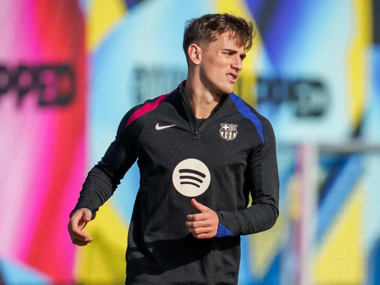 Pablo Gavi, jugador del FC Barcelona, con su uniforme de entrenamiento.
