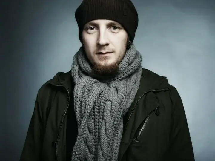 męska czapka do czarnej kurtki
