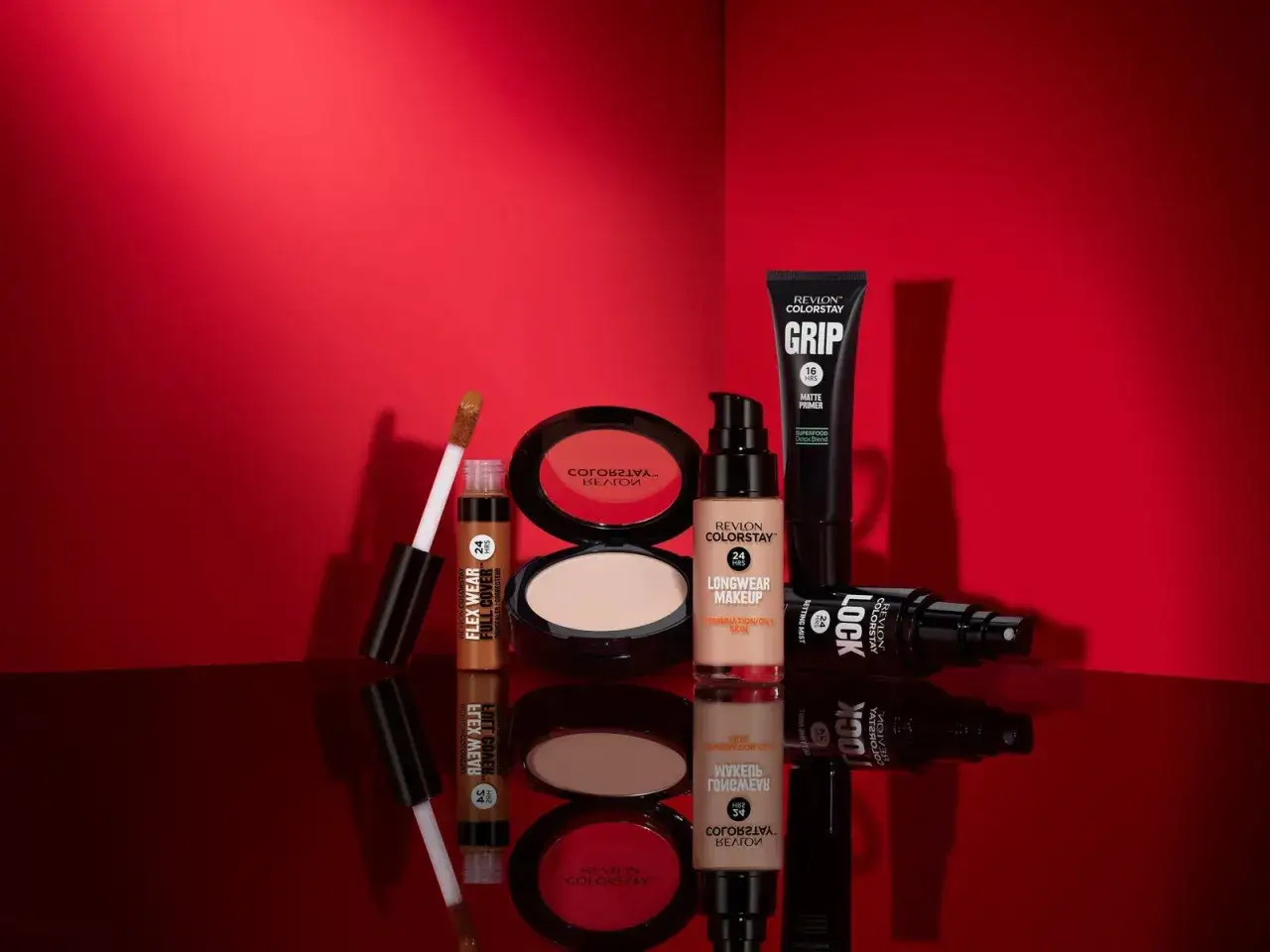 Zestaw kosmetyk&oacute;w Revlon ColorStay, w tym podkład, korektor i puder, pomoże Ci jak utrwalić makijaż na cały dzień.