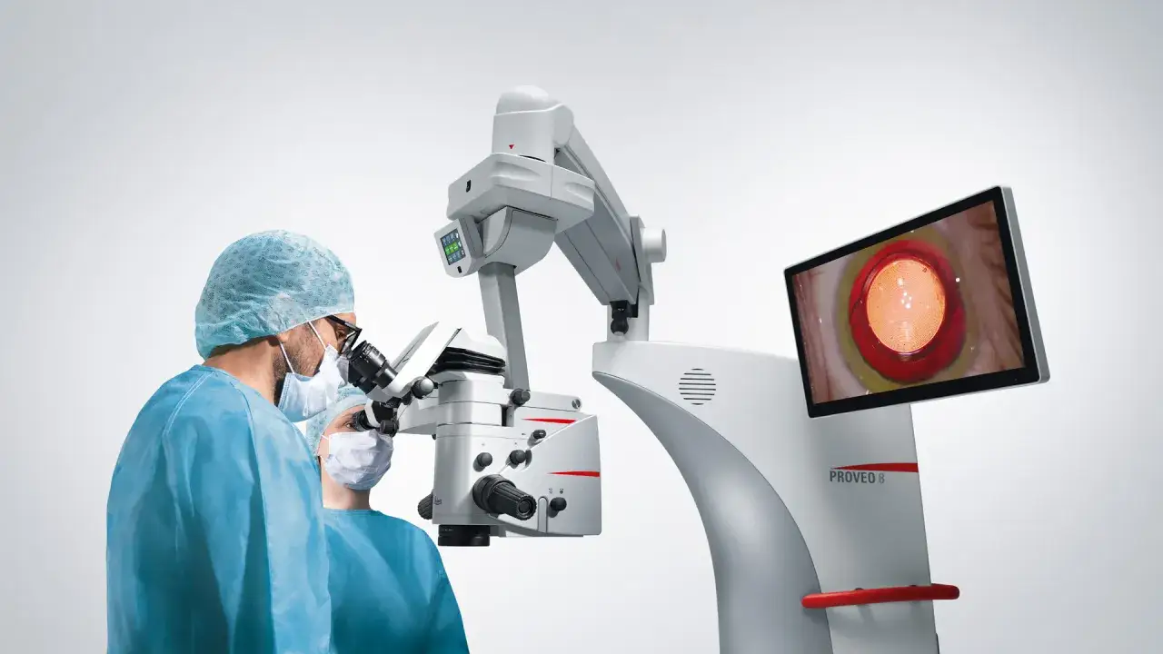 Chirurghi in sala operatoria con microscopio avanzato. L'intervento cataratta dura poco, grazie a questa tecnologia.