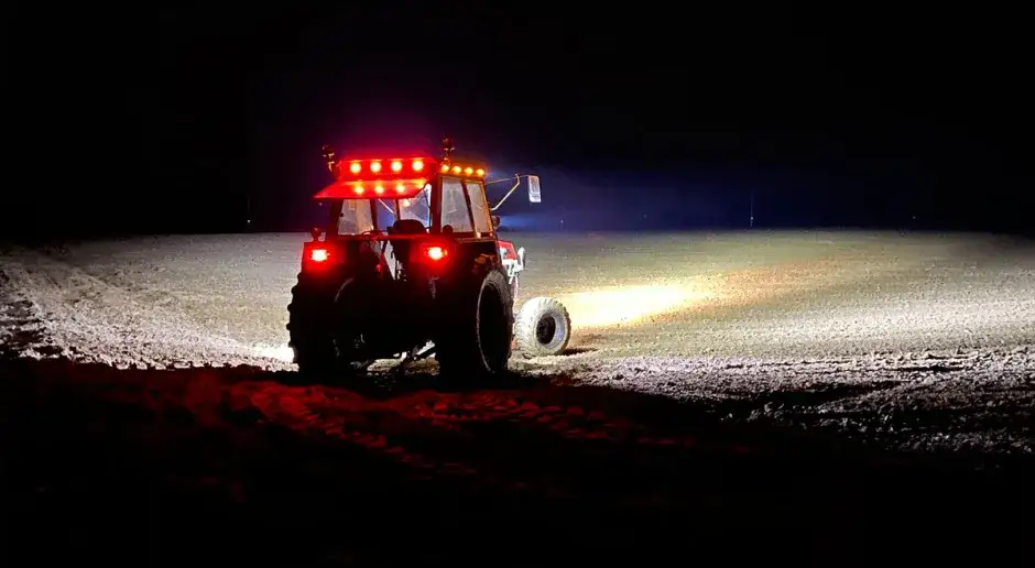 ciągnik z lampami led roboczymi