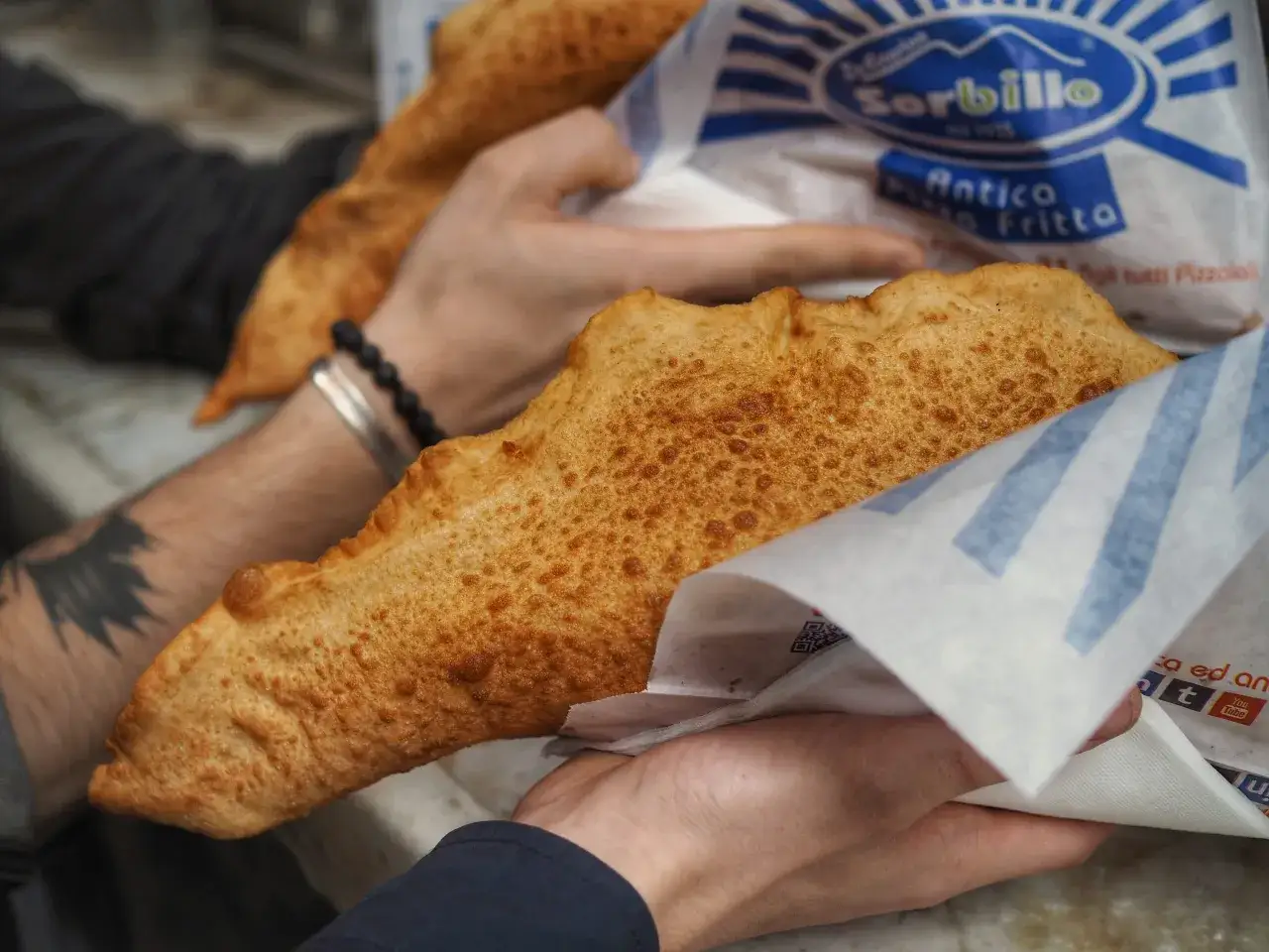 Neapol co zwiedzić? Spróbuj pizzy fritta od Sorbillo, smażonej na złoto, idealnej na spacer po mieście.
