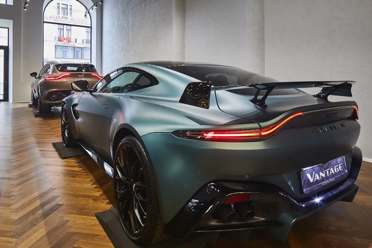 Aston Martin w Polsce, luksusowe samochody, marzenie motoryzacyjne