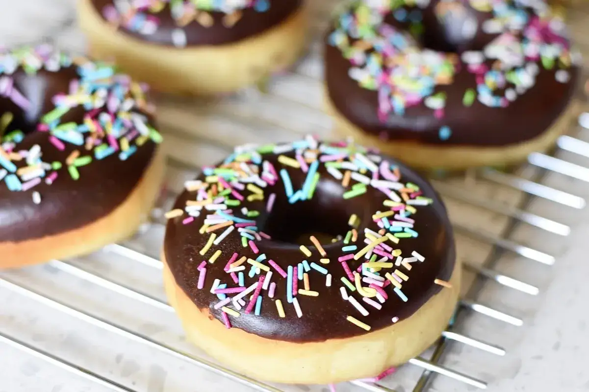 F&auml;rska chokladglaserade donuts med str&ouml;ssel, perfekta f&ouml;r ett hembakat donuts recept.