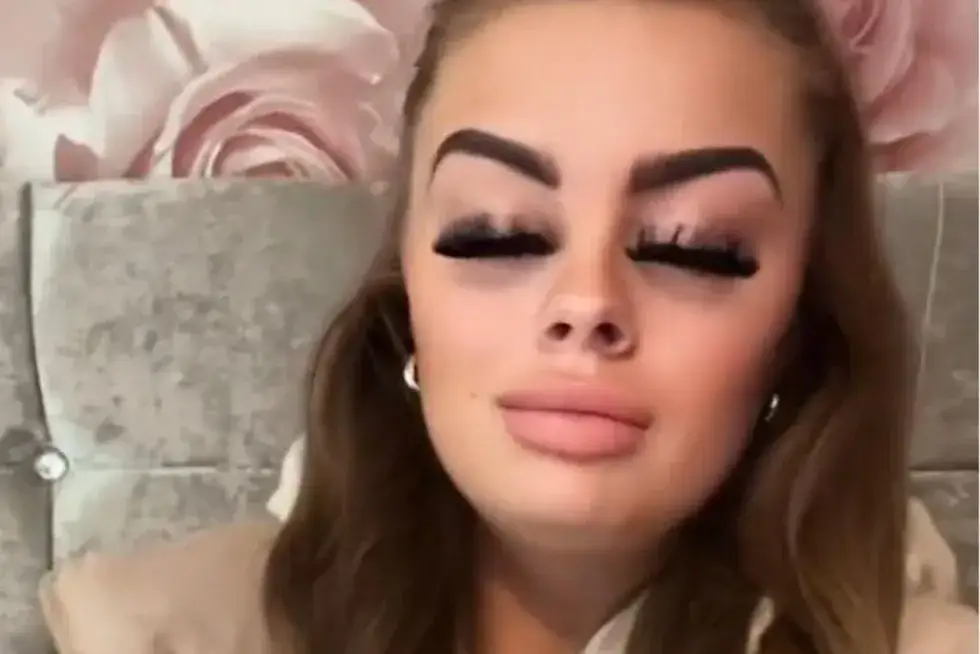 kobieta myjąca sztuczne rzęsy