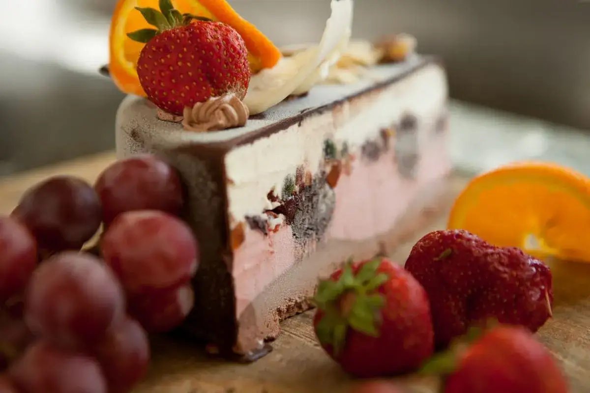 Pyszny tort lodowy z owocami, idealny na lato. Ten przepis na tort lodowy zachwyci każdego!