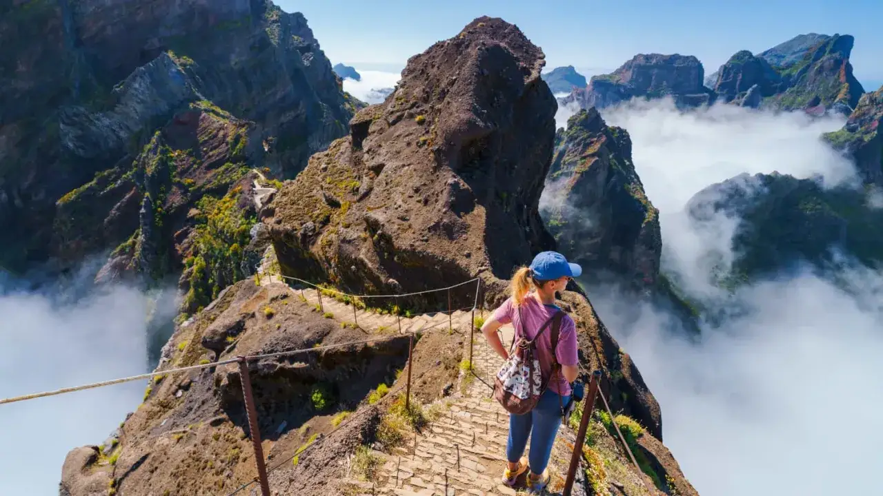 Wanderin auf Madeira: Ein atemberaubender Pfad führt durch zerklüftete Berge, Wolkenmeer und bietet spektakuläre Ausblicke. Ein Muss für jeden reiseblog Madeira Fan!