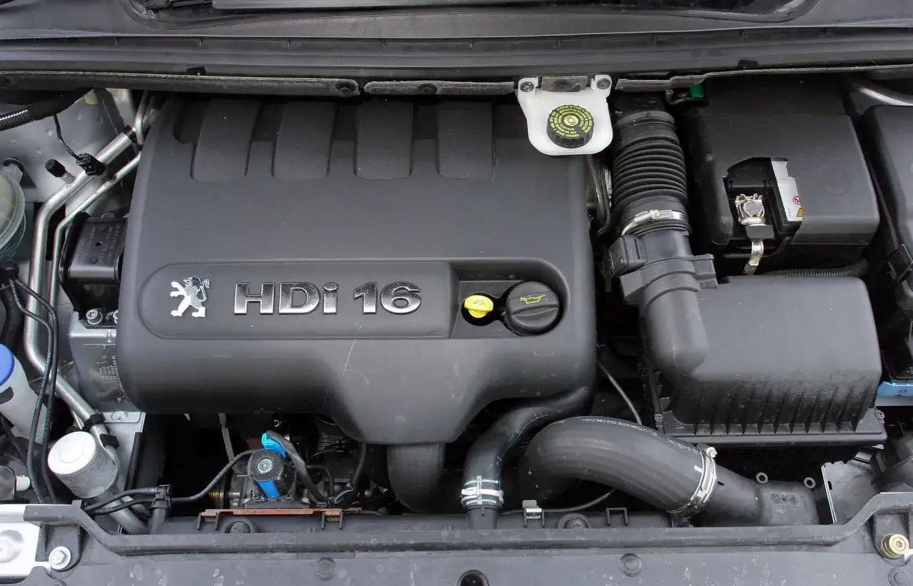Silnik Peugeot 307 1.6 HDi z widocznym logo i oznaczeniem.