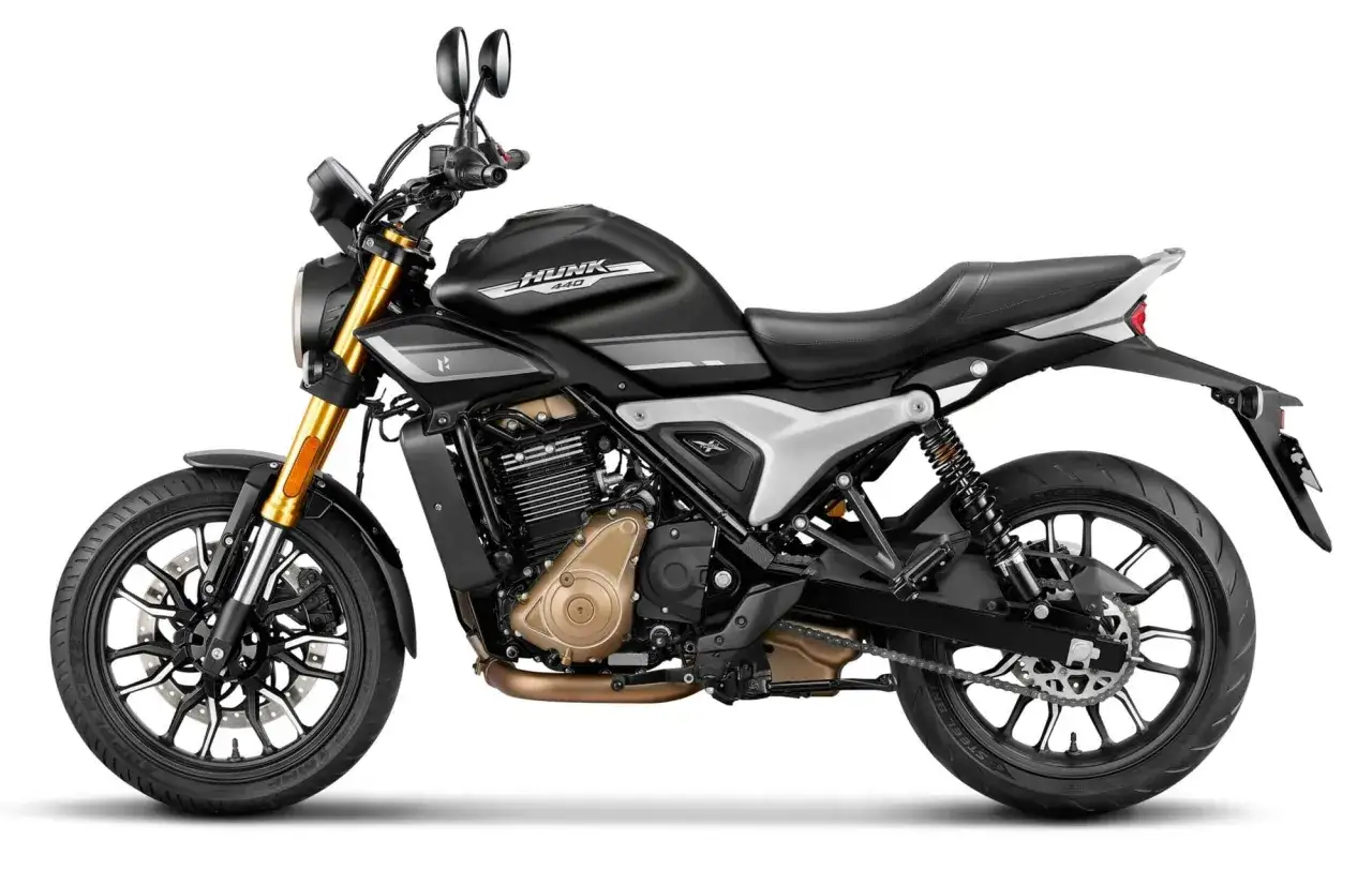 Motocicleta negra con detalles plateados y dorados, estilo retro. La onex motos Hunk 440 lista para la aventura.