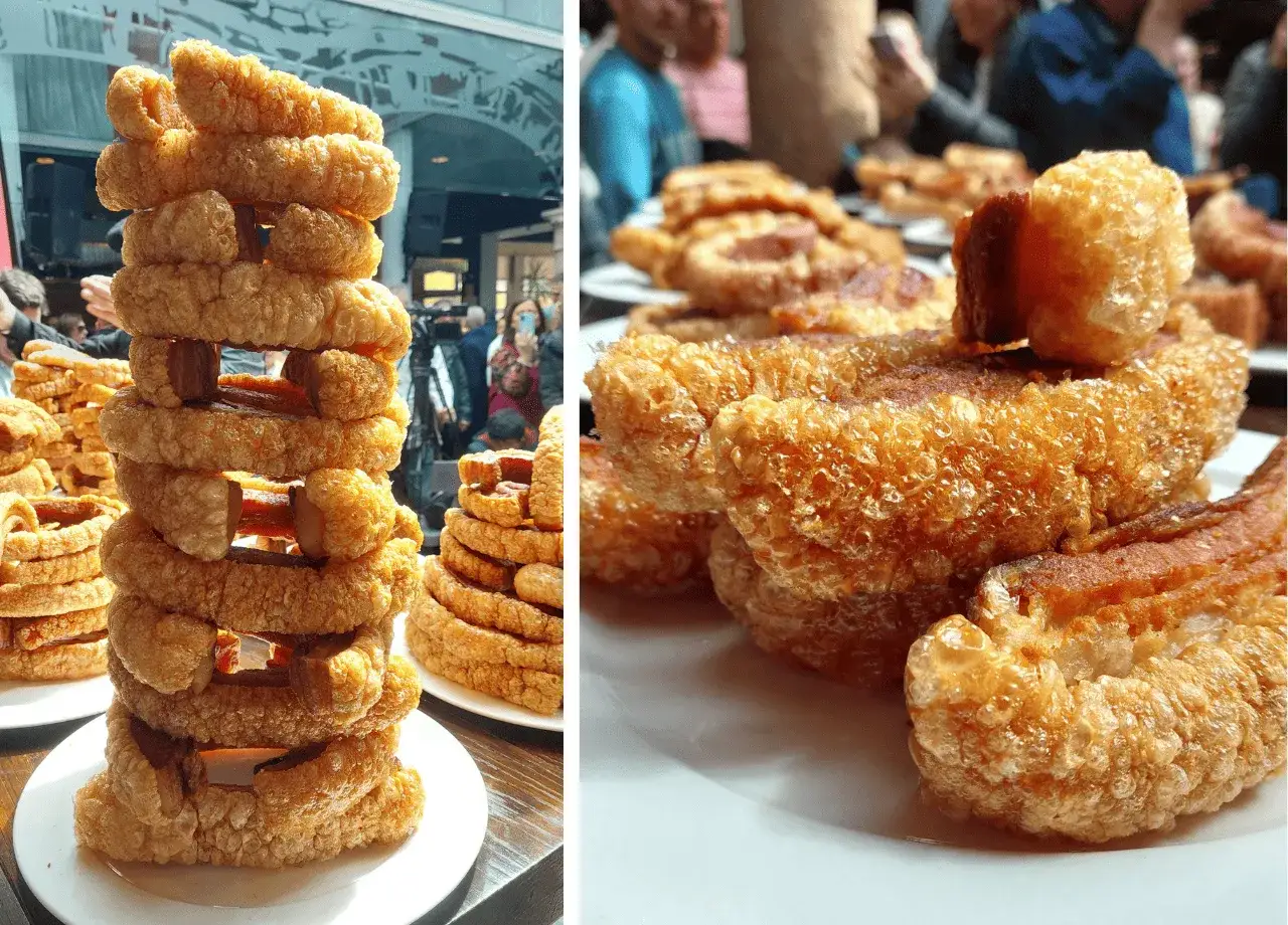 Torreznos crujientes apilados, un festín para la vista y el paladar. ¡Imprescindibles en Zaragoza!