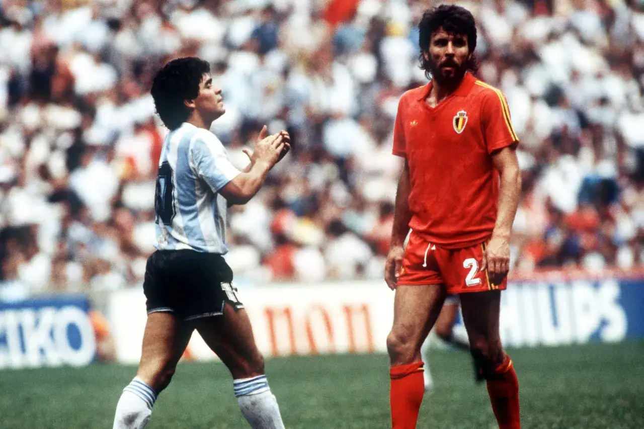 Piłkarz w koszulce Argentyny, Diego Maradona, w wieku 25 lat, podczas meczu z Belgią.