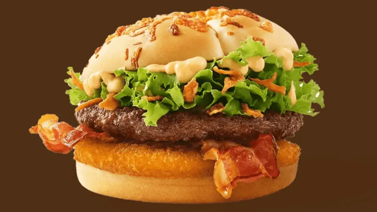 Pyszny burger drwala z chrupiącym bekonem i soczystą wołowiną. Idealny na szybki posiłek.