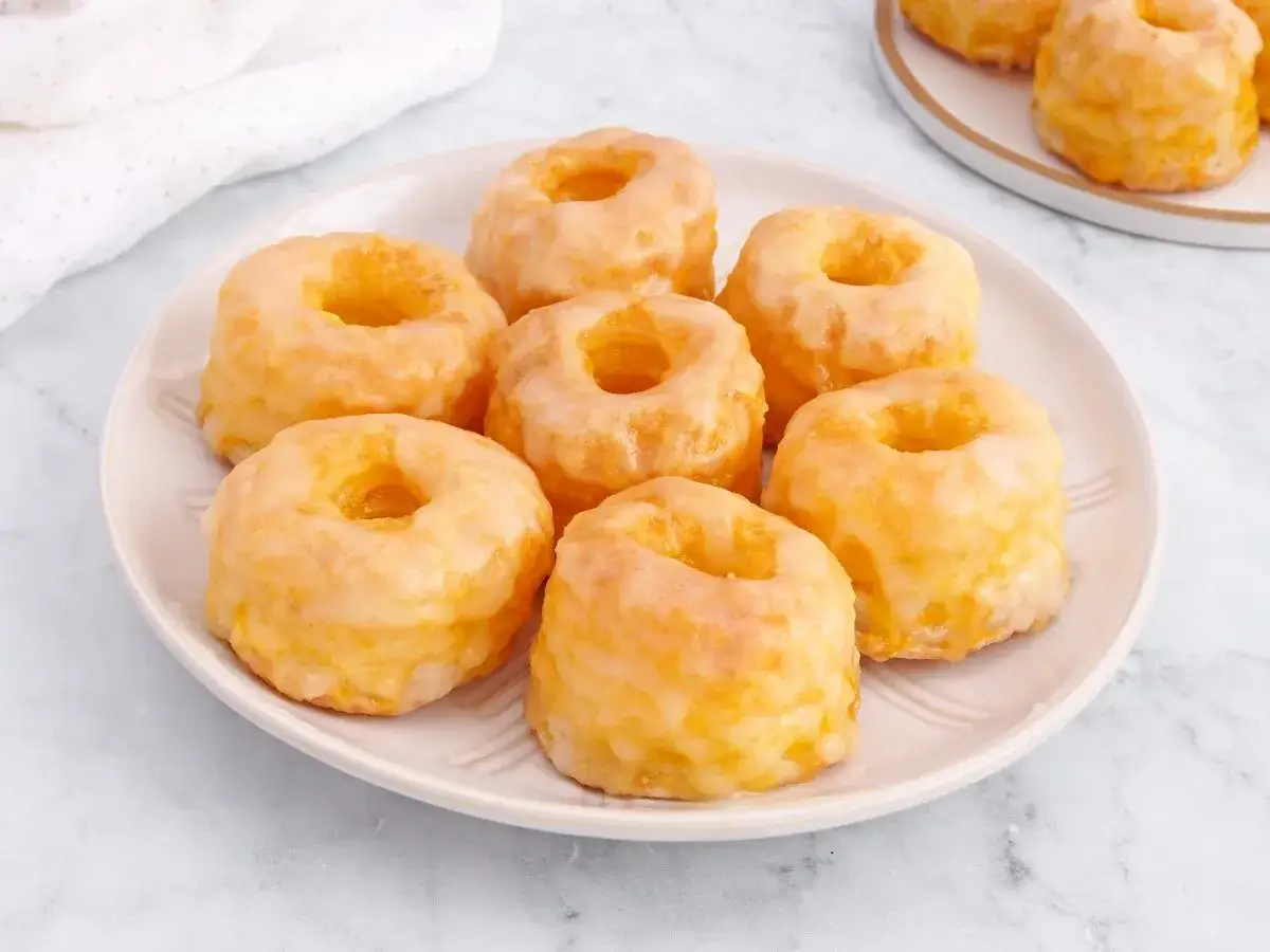 Rosquillas de Alcalá glaseadas, dulces y esponjosas, listas para disfrutar.