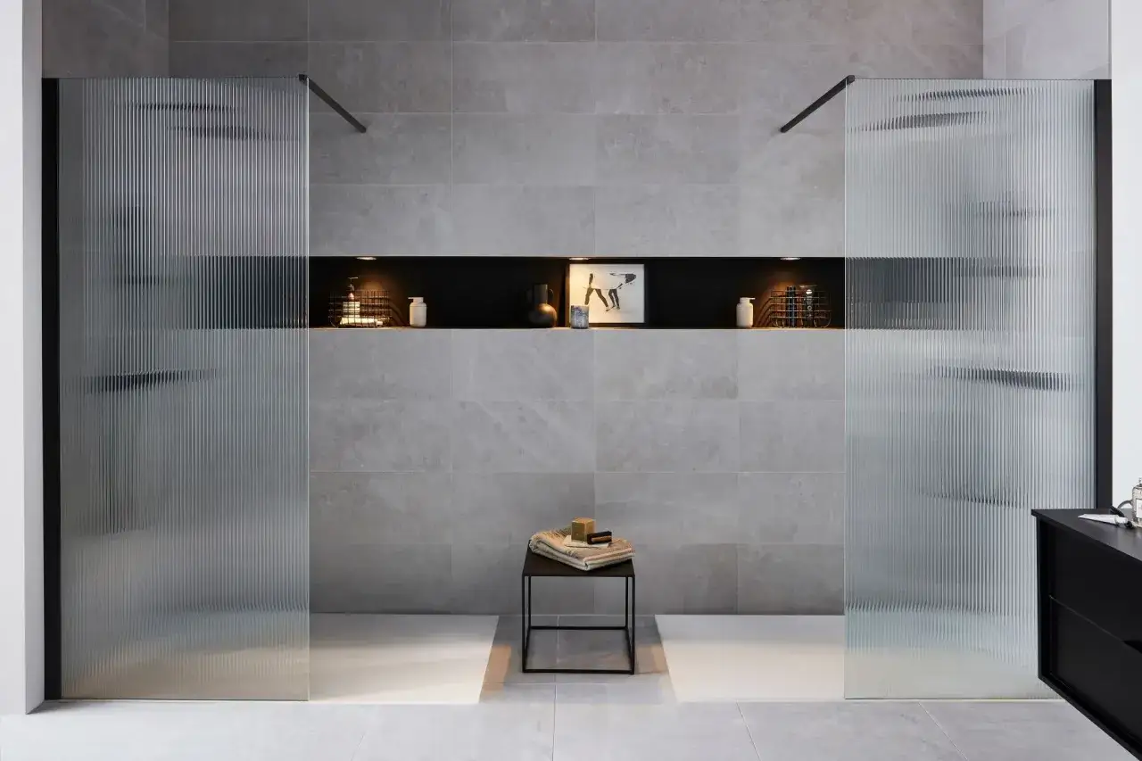 Salle de bain moderne avec deux parois de douche en verre strié. Idéal pour installer colonne de douche.