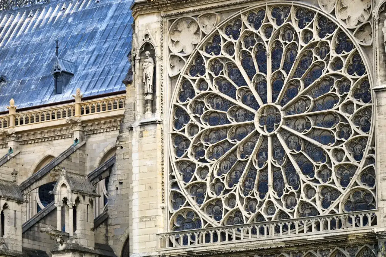 Detalj av Notre Dame med dess imponerande rosettfönster och gotiska arkitektur.