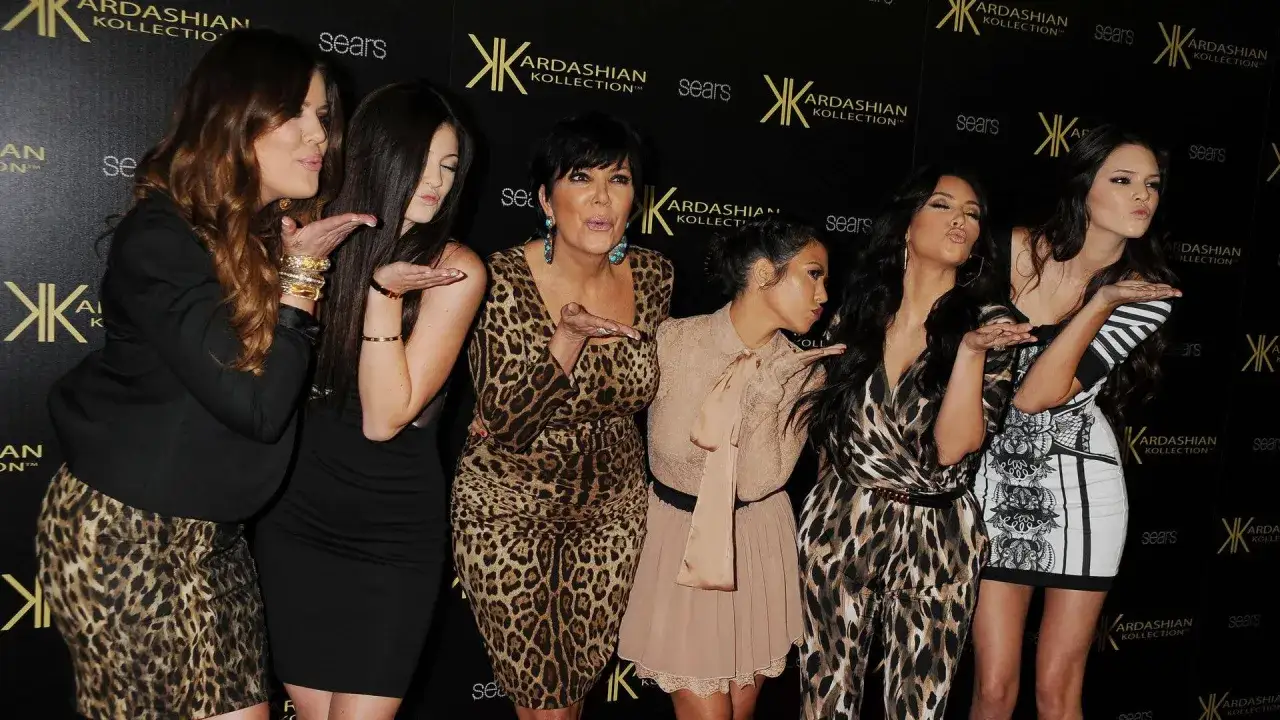 Kris Jenner z dziećmi, Khloe, Kylie, Kourtney, Kim i Kendall, pozują do zdjęć na premierze Kardashian Kollection.