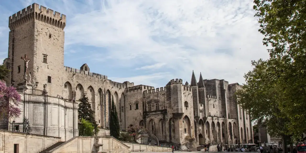 Impresionante Palacio de los Papas, un lugar clave que ver en Avignon. Su imponente arquitectura y su historia te transportan a otra época.