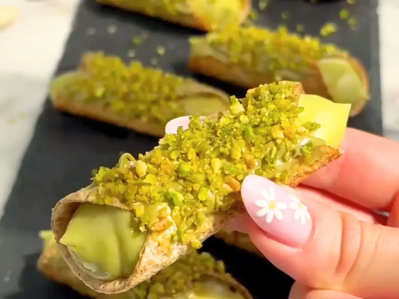 Pyszne cannoli z kremem pistacjowym, idealne na deser. Ten włoski krem pistacjowy przepis jest prosty do wykonania.