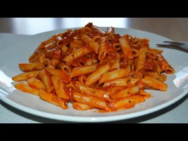 plato de macarrones con chorizo casero servido en la mesa