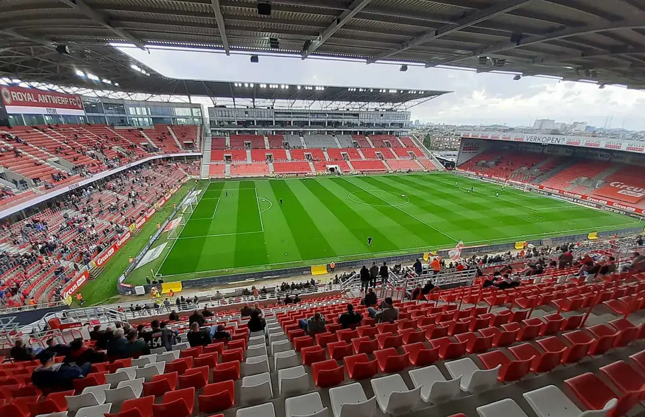 Pusta trybuna stadionu Royal Antwerp FC, gdzie wkrótce rozegrają się mecze ligi belgijskiej.