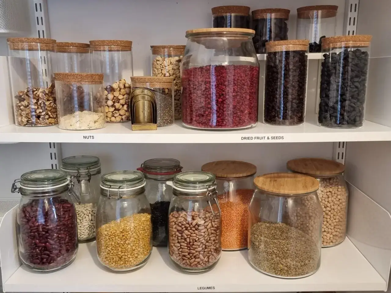 Fina glasburkar med korklock hjälper till att organisera skafferi med nötter, torkad frukt, frön och baljväxter.