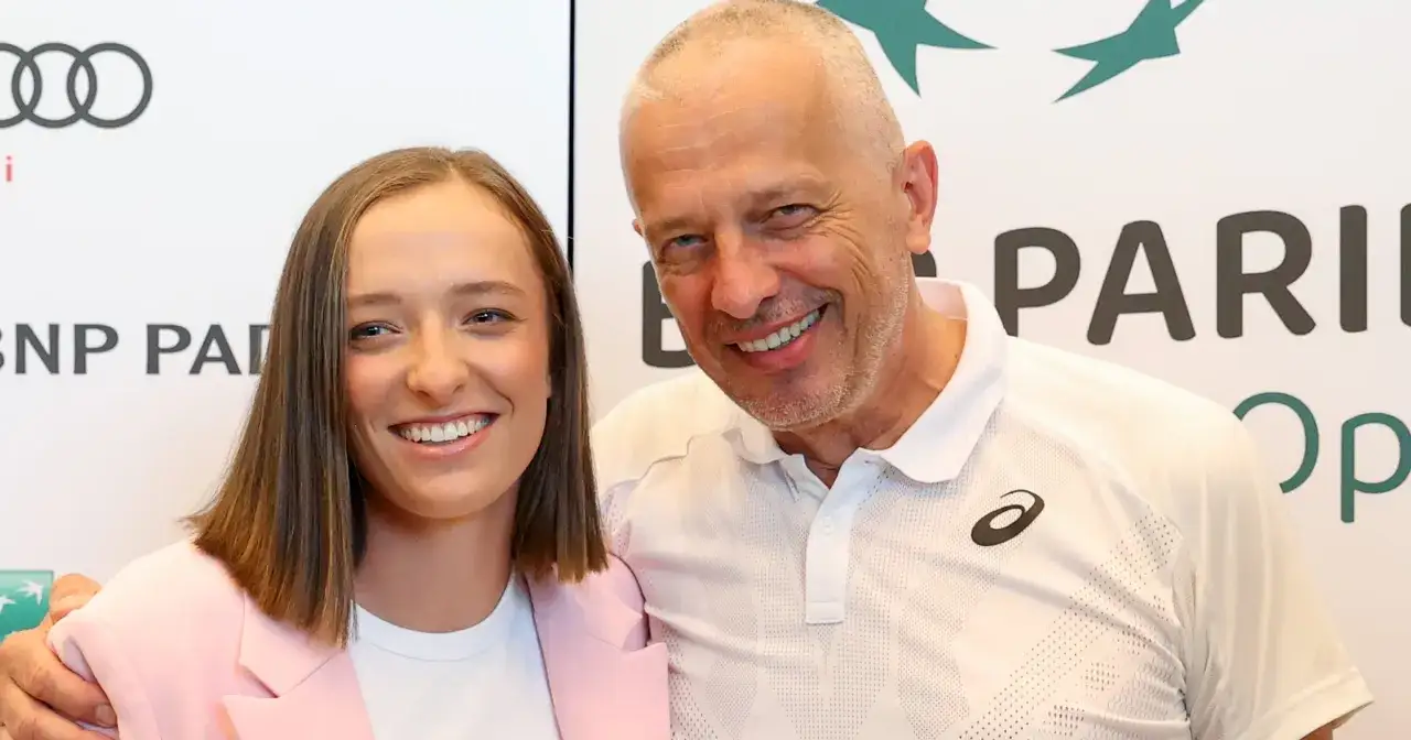 Iga Świątek z uśmiechem pozuje z mężczyzną. Czy Iga Świątek ma mamę? Tak, a ta fotografia pokazuje jej sukcesy.