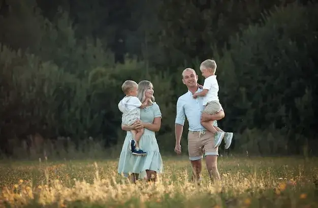 szczęśliwa polska rodzina z dziećmi na spacerze