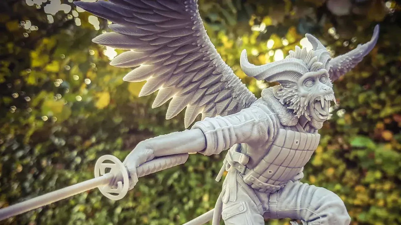Projektowanie figurek 3d: skrzydlaty demon-małpa z szablą, gotowy do walki.