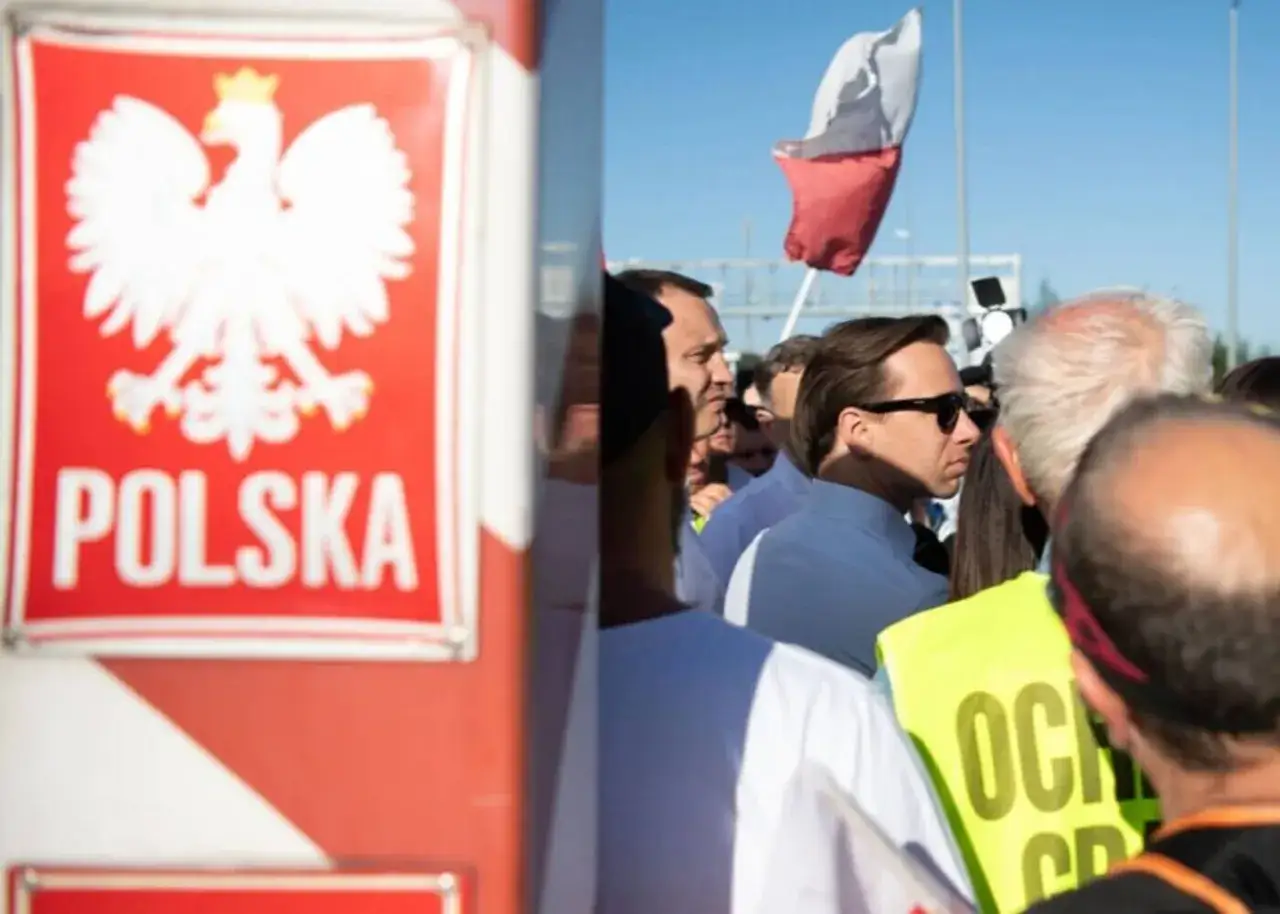 Sekrety negocjacji Konfederacji z rolnikami w sprawie blokad granic w marcu 2026. Na zdjęciu widać biało-czerwony znak z orłem i napisem 