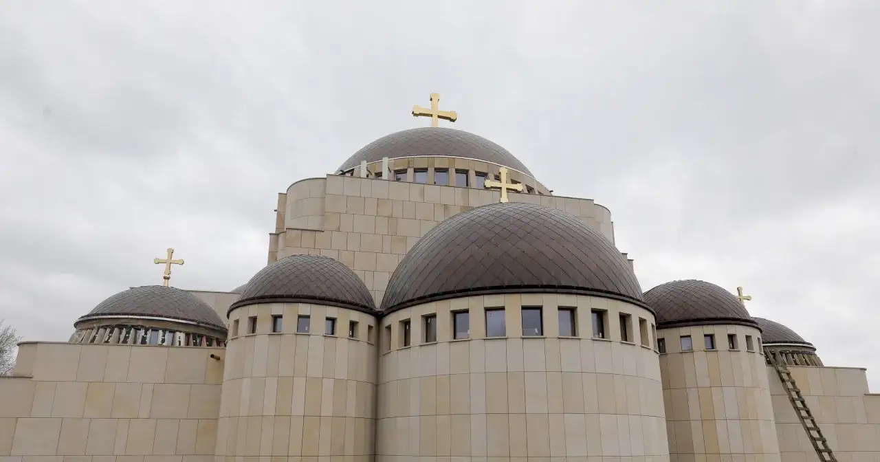 Imponująca cerkiew z licznymi kopułami i złotymi krzyżami, być może największa cerkiew na świecie, wznosi się pod pochmurnym niebem.