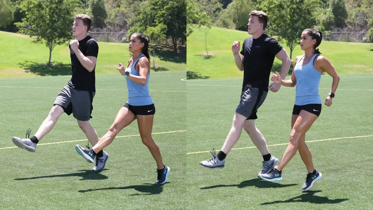 Coppia si allena su un campo da calcio, eseguendo una corsa balzata con movimenti energici e coordinati.