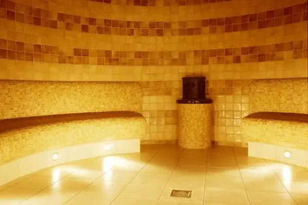 rodzaje saun hotelowych, sauna fińska, łaźnia parowa, sauna infrared