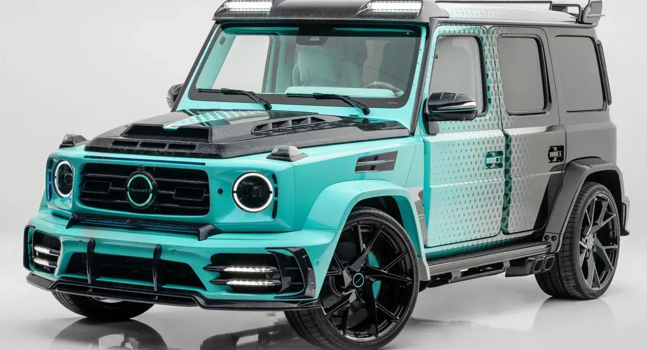 Turkusowy Mercedes G-klasy od Mansory, z czarnymi felgami i detalami. Czy Brabus to Mercedes? To już przeróbka, która wykracza poza standardy.