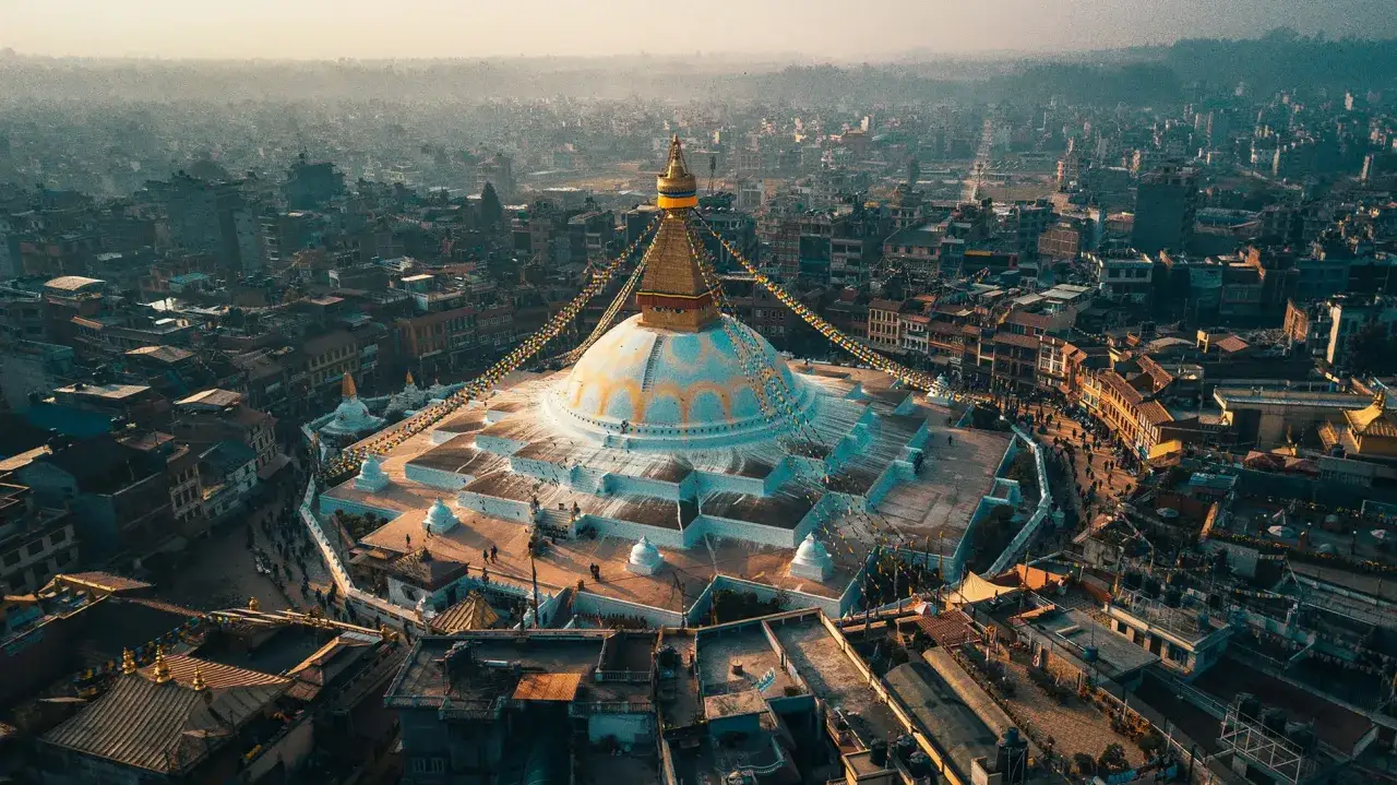 Wspaniałe widoki na stupę Bodnath w Nepalu, idealne miejsce, gdzie na wakacje w październiku.