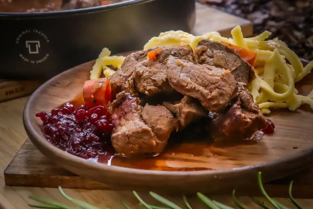 Herzhaftes Wildschweingulasch mit Spätzle und Preiselbeeren. Ein tolles Rezept für ein deftiges Essen!