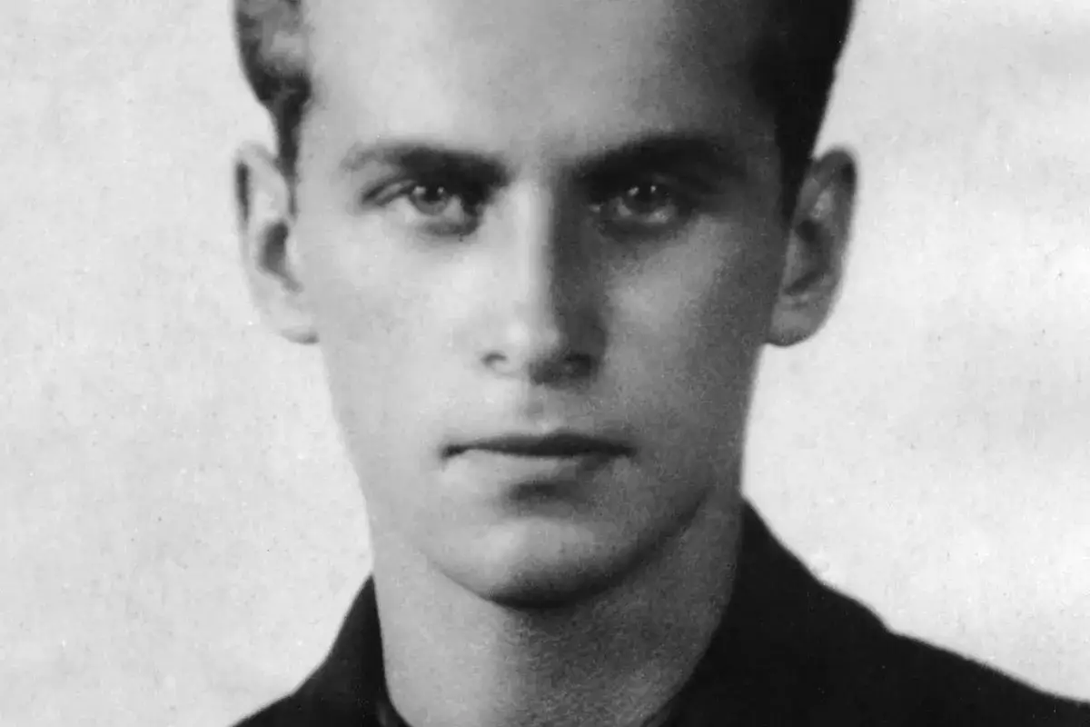 Portret młodego mężczyzny, symbol pokolenia Krzysztofa Kamila Baczyńskiego. Jego oczy patrzą wprost, pełne nadziei i determinacji.