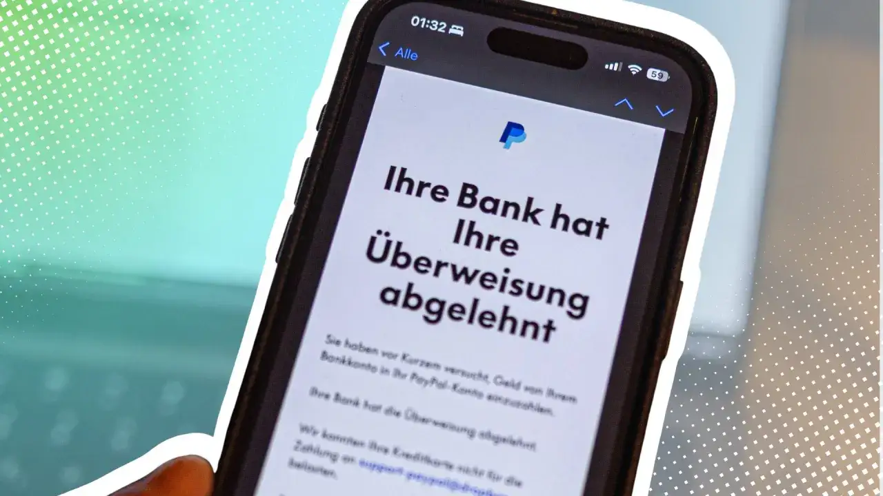 Hand h&auml;lt Smartphone mit PayPal-Nachricht: 