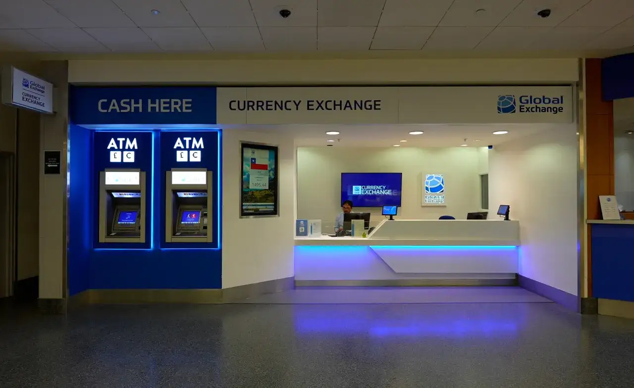 Kantor wymiany walut Global Exchange. Dwa bankomaty z symbolem funta szterlinga (&pound;) i euro (&euro;) sugerują, jaka waluta w Londynie jest dostępna.