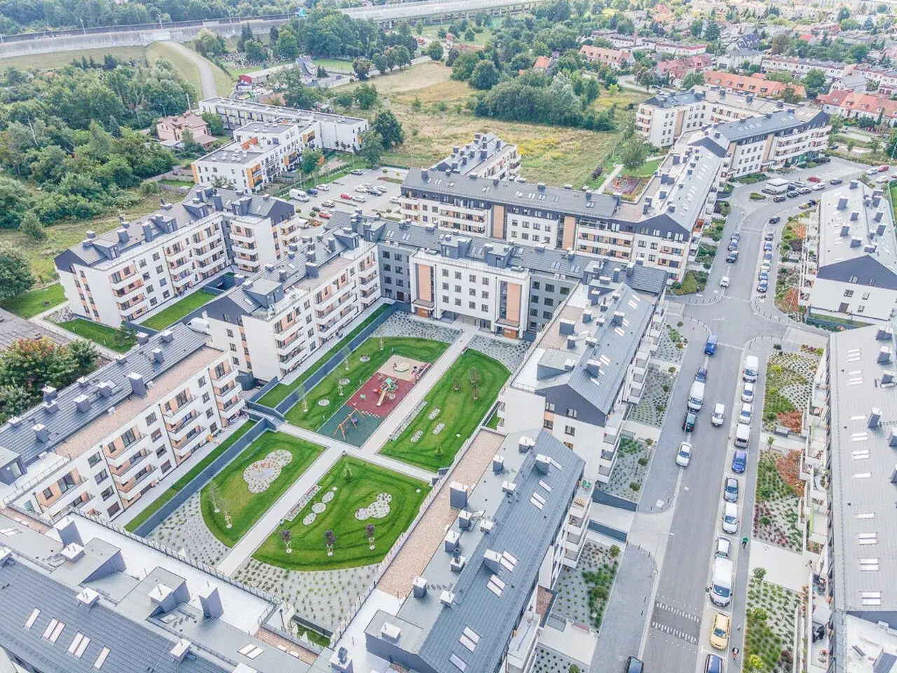 Nowoczesne osiedle z placem zabaw i zielenią, idealne dla rodzinnych maślic.