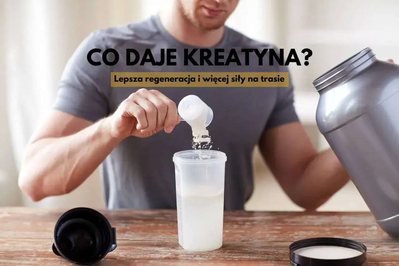 Mężczyzna przygotowuje suplement. Dowiedz się, co daje kreatyna przed treningiem: lepsza regeneracja i więcej siły.