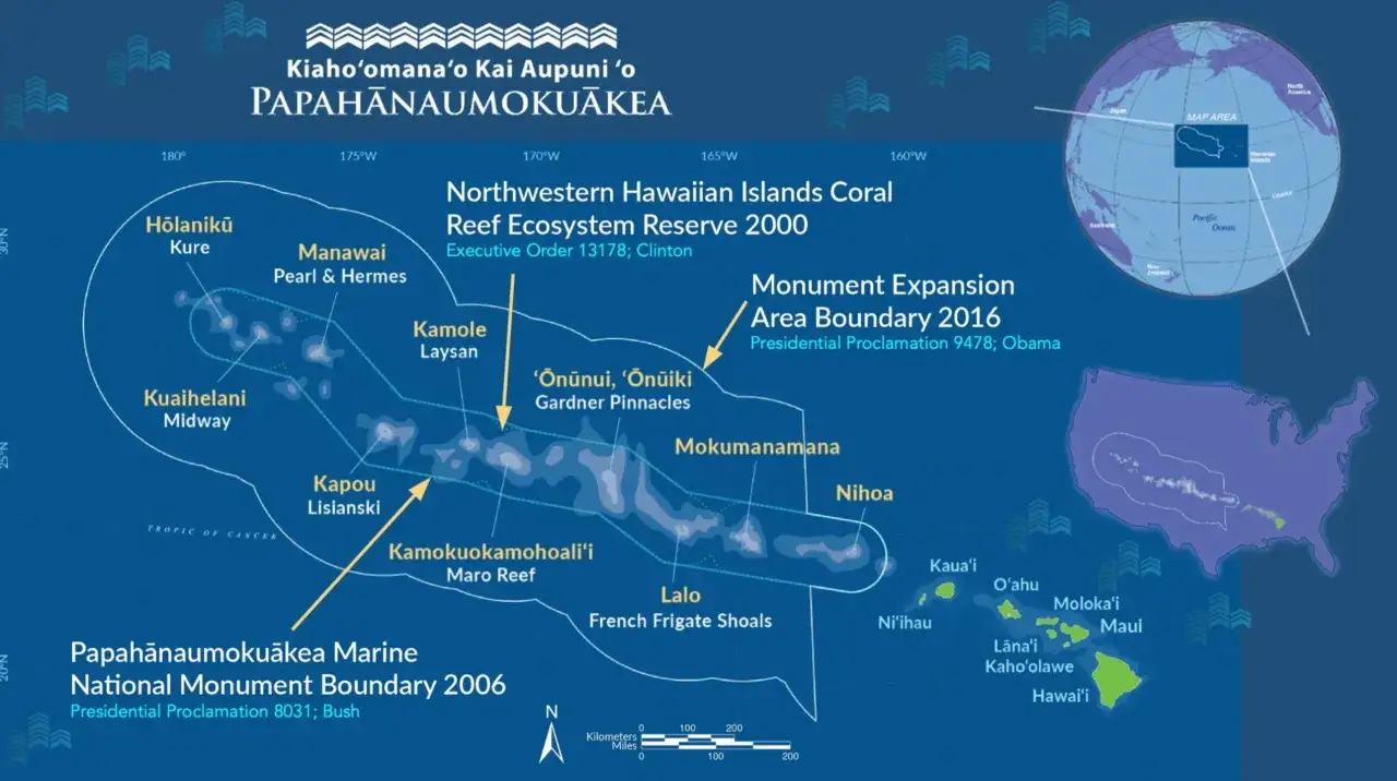 Mapa przedstawia atol na Hawajach, obszar Papahānaumokuākea, z zaznaczonymi wyspami i granicami rezerwatu.