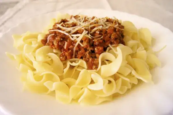 Tagliatelle con salsa boloñesa en un plato