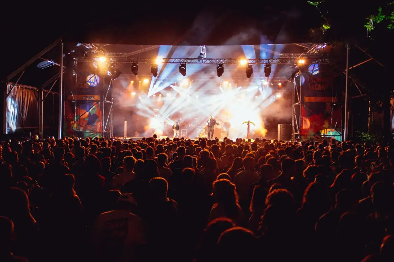 Concerto dal vivo con folla entusiasta e luci abbaglianti sul palco. Un evento indimenticabile a Magnolia, Milano.