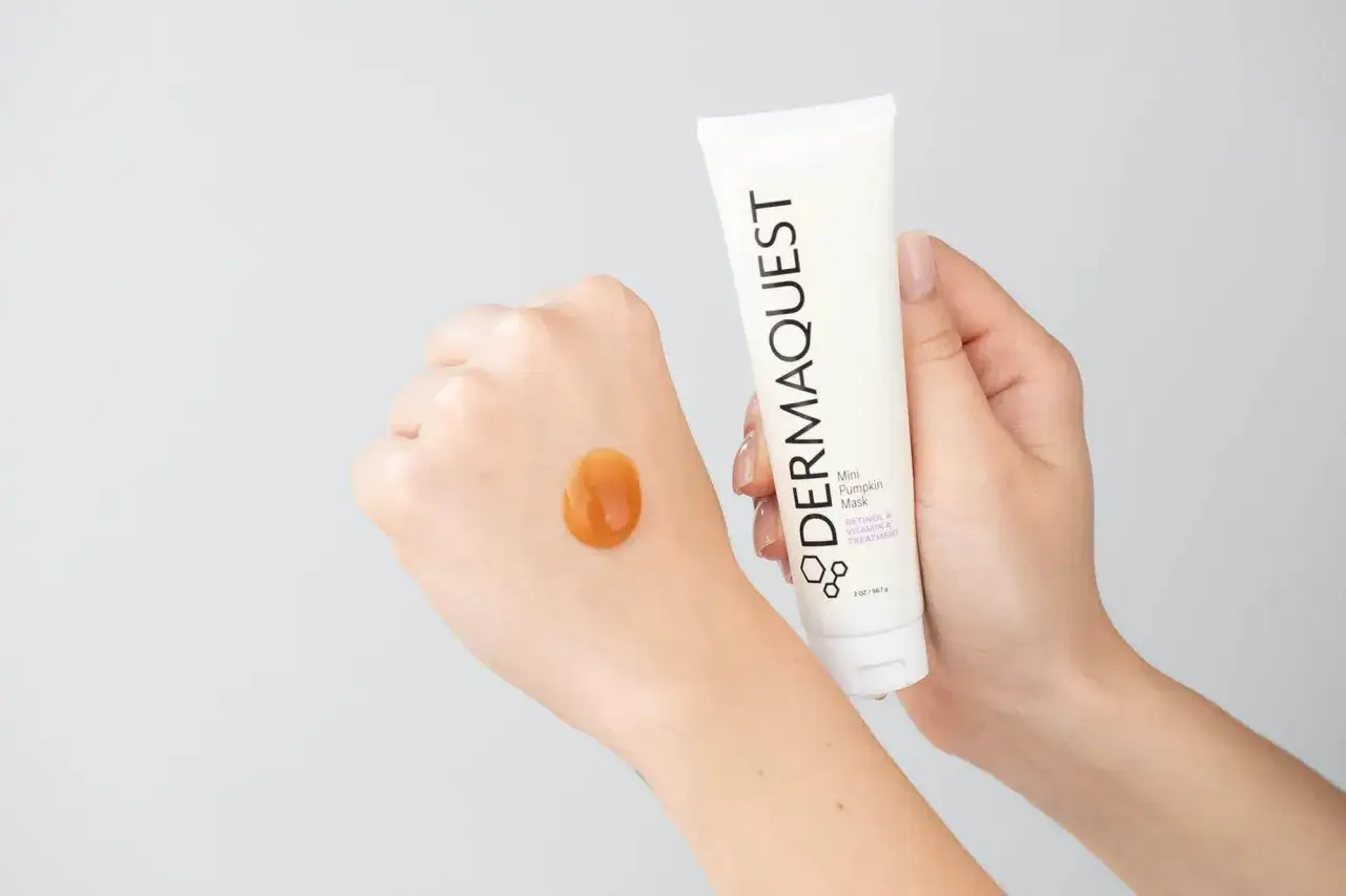 Odkryj sekret, jak dbać o cerę mieszaną z maską Dermaquest. Delikatna formuła z retinolem i witaminą A.