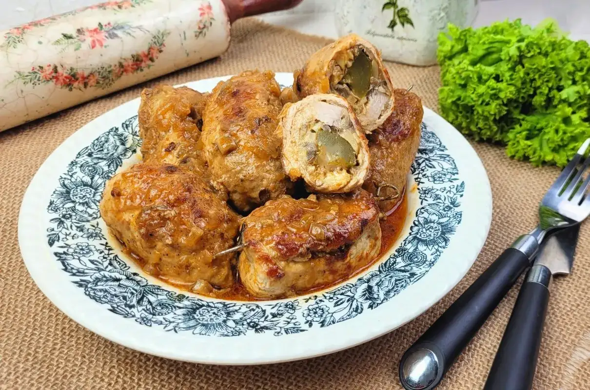Roladki schabowe w sosie, z ogórkiem i pieczarkami w środku. Idealne pytanie: czym faszerować roladki schabowe w sosie?